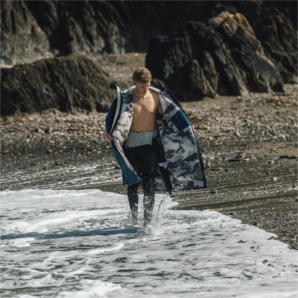 2026 Dryrobe Advance Langærmet Morgenkåbe DALSV3 - Deep Sea Blue / Sand Camo